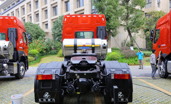Dongfeng Chenglong 40 Ton 6 * 4 قلابة شاحنة 375HP CH4250LNG
