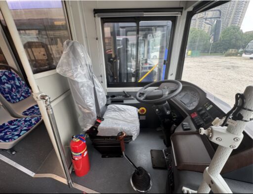 حافلة مدينة تعمل بالغاز الطبيعي المضغوط (CNG) بسعة 50+1 مقعدًا بطول 10.5 متر